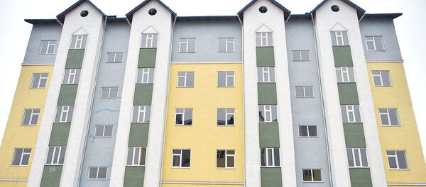 Премьер-министр Мухаммедкалый Абылгазиев Жалал-Абаддагы ЖАМКнын кызматкерлерине жаңы үйдөгү батирлердин ачкычын тапшырды - Sputnik Кыргызстан