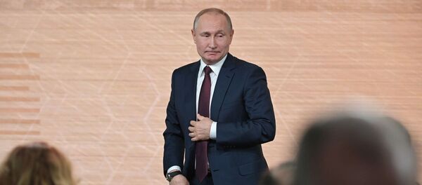 Президент РФ Владимир Путин после большой ежегодной пресс-конференции в Центре международной торговли на Красной Пресне. - Sputnik Кыргызстан
