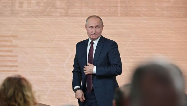Президент РФ Владимир Путин после большой ежегодной пресс-конференции в Центре международной торговли на Красной Пресне. - Sputnik Кыргызстан