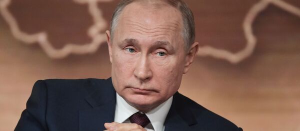 Президент РФ Владимир Путин на большой ежегодной пресс-конференции в Центре международной торговли на Красной Пресне. - Sputnik Кыргызстан