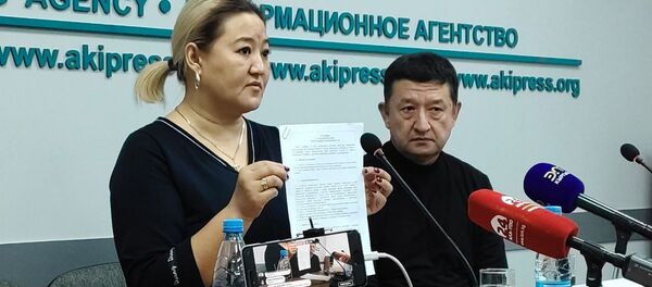 Потерпевший Мойталифу Маймайтяминг и его адвокат Аскар кызы Жанара во время пресс-конференции по факту мошеннических действий Сыргыка Кенжебаева - Sputnik Кыргызстан