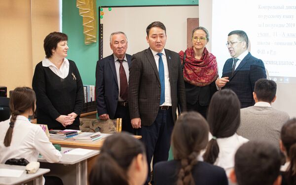 Теперь ученики будут получать знания в комфортных для зрения условиях и меньше уставать во время уроков. - Sputnik Кыргызстан