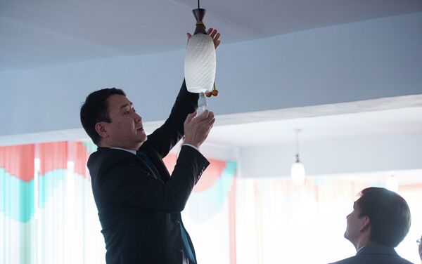 Систему освещения, безопасную для здоровья учащихся, установили в шести классах бишкекской школы-гимназии №13 - Sputnik Кыргызстан
