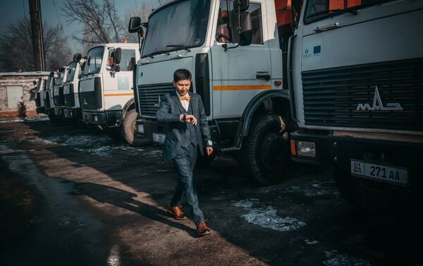 Пресс-секретарь муниципального предприятия Жибек Каракеева представила фото эксперимента, призванного показать сотрудников в другом свете - Sputnik Кыргызстан