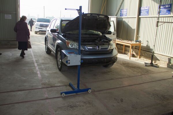 Кыргызстанга сырттан келген унаалар кантип текшерилет? Видео - Sputnik Кыргызстан