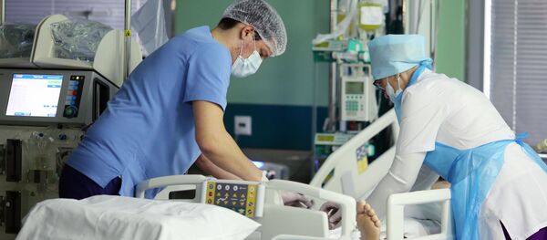 Бейтапка жардам көрсөтүп жаткан дарыгерлер. Архив - Sputnik Кыргызстан