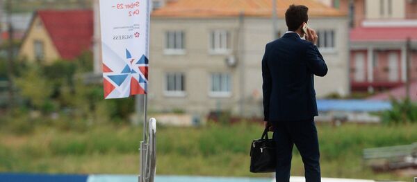 Мужчина разговаривает по телефону. Архивное фото - Sputnik Кыргызстан