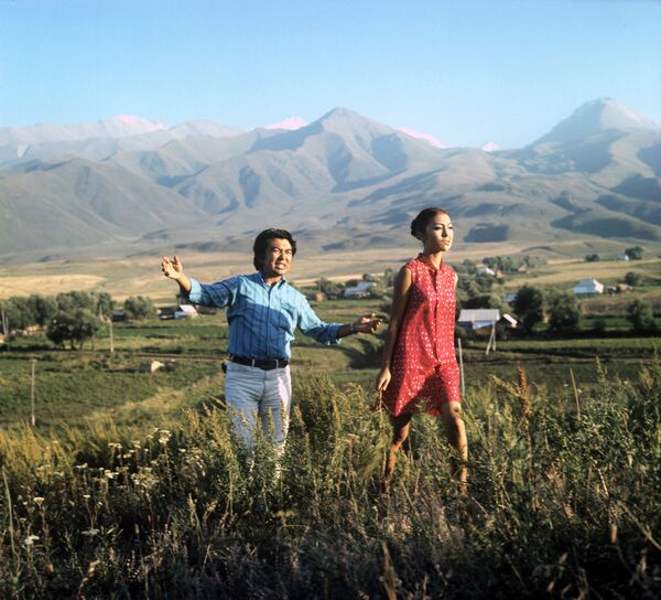 Кинорежиссер Болот Шамшиев и его жена Айтурган Темирова на прогулке - Sputnik Кыргызстан