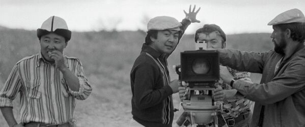 Кинорежиссер Болот Шамшиев (второй слева) на съемках фильма - Sputnik Кыргызстан