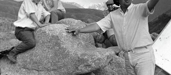 На съемках фильма Белый пароход. Режиссер фильма Болот Шамшиев и актер Нургазы Сыдыгалиев. Архивное фото На съемках фильма Белый пароход. Режиссер фильма Болот Шамшиев и актер Нургазы Сыдыгалиев. Архивное фото - Sputnik Кыргызстан