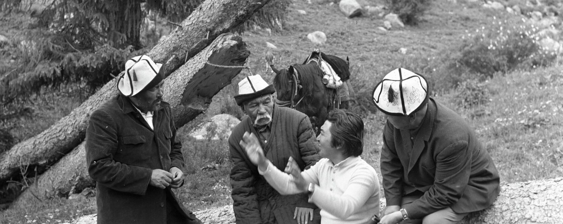 Известные актеры и режиссер в ущелье Иссык-Кульской области — фото 1975 года - Sputnik Кыргызстан, 1920, 02.12.2023