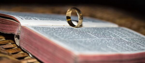 Обручальное кольцо на книге - Sputnik Кыргызстан