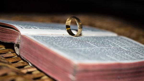 Обручальное кольцо на книге - Sputnik Кыргызстан