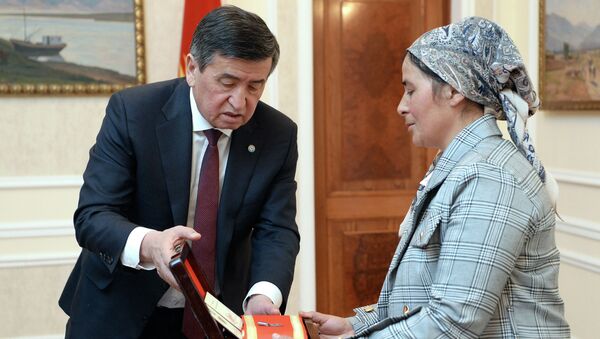 Президент Сооронбай Жээнбеков принял супругу погибшего военнослужащего Равшана Муминова - Sputnik Кыргызстан