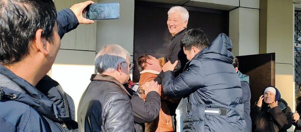 Кулматова вынесли из здания суда на руках — видео с его комментариями - Sputnik Кыргызстан