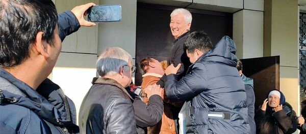 Сот залынан көтөрүп чыгышты. Кубанычбек Кулматовдун бошотулгандагы видеосу - Sputnik Кыргызстан