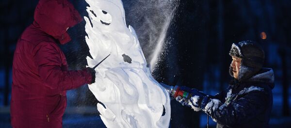 Муздан скульпутра жасап жаткан адамдар. Архив Муздан скульпутра жасап жаткан адамдар. Архив - Sputnik Кыргызстан