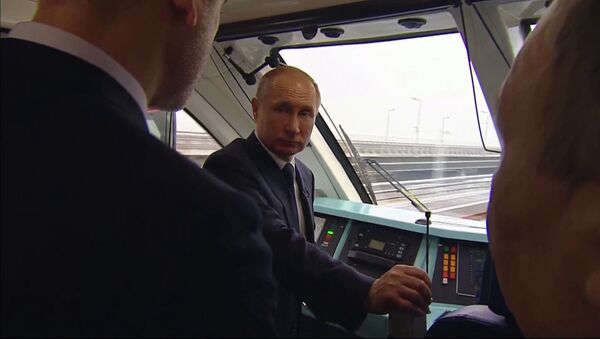 Первый пассажир — Путин прокатился на поезде по Крымскому мосту. Видео - Sputnik Кыргызстан