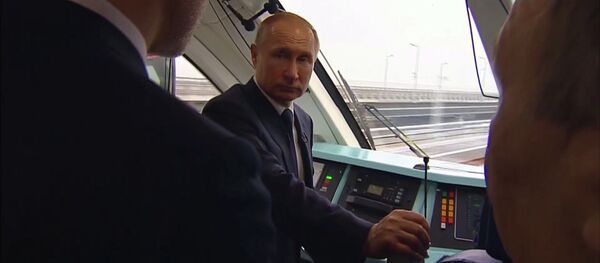 Первый пассажир — Путин прокатился на поезде по Крымскому мосту. Видео - Sputnik Кыргызстан