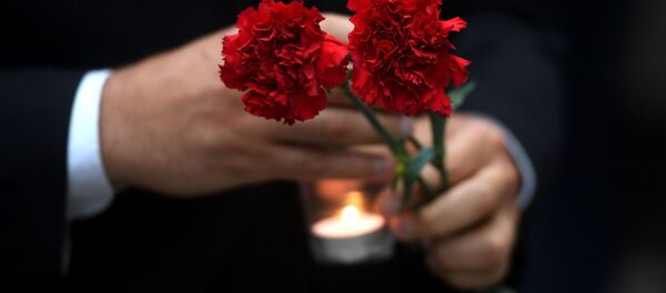 Человек со цветами в руке. Архивное фото - Sputnik Кыргызстан