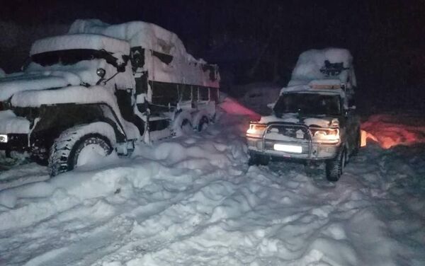 В селах Кара-Кульджинского района Ошской области после обильного снегопада высота снега составляет 1 метр 20 сантиметров - Sputnik Кыргызстан