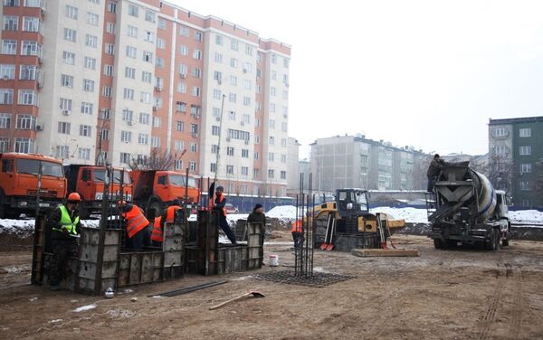 В июле пресс-служба президента сообщила, что по поручению главы государства на строительство 15 школ и дополнительных корпусов общеобразовательных учреждений в Чуйской области, Бишкеке и Оше выделено 799,3 миллиона сомов - Sputnik Кыргызстан