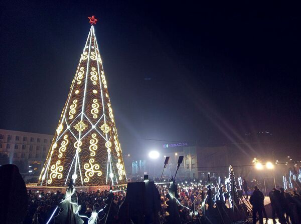 Ошто жаңы жылдык балатынын оту жанды. Видео - Sputnik Кыргызстан