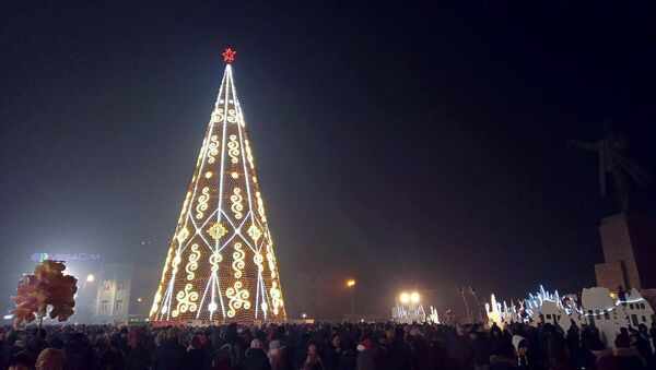 Церемония зажжения елки в Оше - Sputnik Кыргызстан