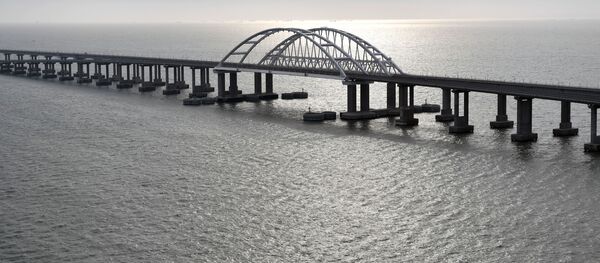 Президент РФ В. Путин открыл железнодорожное движение по Крымскому мосту - Sputnik Кыргызстан