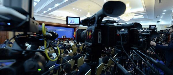 Президент Сооронбай Жээнбеков маалымат жыйыны учурунда Президент Сооронбай Жээнбеков маалымат жыйыны учурунда - Sputnik Кыргызстан