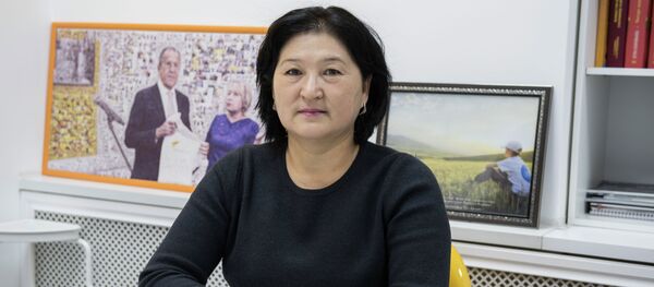 Оорулардын алдын алуу жана санитардык-эпидемиологиялык көзөмөл боюнча мамлекеттик департаменттин жугуштуу ооруларды көзөмөлдөө бөлүмүнүн башчысы Динара Оторбаев - Sputnik Кыргызстан