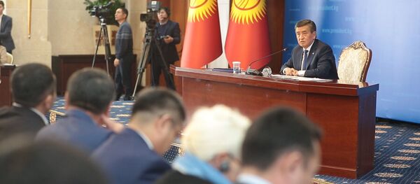 Жээнбеков мугалимдин айлыгын депутаттыкы менен кантип теңээрин айтты. Видео - Sputnik Кыргызстан