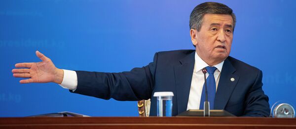 Бирде күлүп, бирде ой баскан Жээнбеков. Маалымат жыйындан кызыктуу ирмемдер - Sputnik Кыргызстан