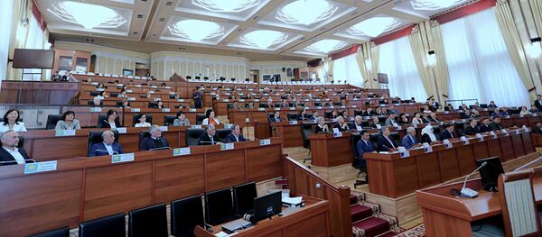 Депутаты на заседании Жогорку Кенеша. Архивное фото - Sputnik Кыргызстан