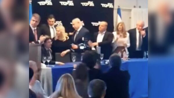 Премьера Израиля увели в бомбоубежище, прервав выступление. Видео - Sputnik Кыргызстан