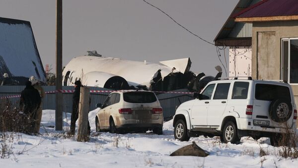 Обломки самолета Fokker 100 казахстанской авиакомпании Bek Air, следовавшего рейсом Алма-Ата - Нур-Султан, недалеко от жилых домов. - Sputnik Кыргызстан