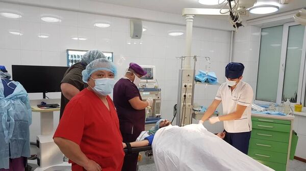 Сабырбек Джумабеков провел операцию пострадавшему в авиакатастрофе в Алматы - Sputnik Кыргызстан