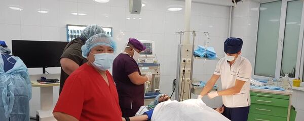 Сабырбек Джумабеков провел операцию пострадавшему в авиакатастрофе в Алматы Сабырбек Джумабеков провел операцию пострадавшему в авиакатастрофе в Алматы - Sputnik Кыргызстан