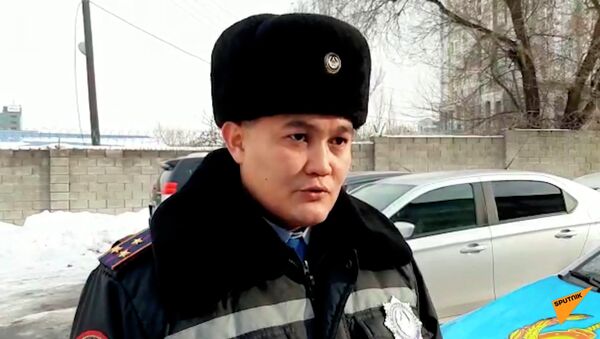 Крушение самолета в Алматы: рассказ полицейского, спасшего малыша. Видео - Sputnik Кыргызстан