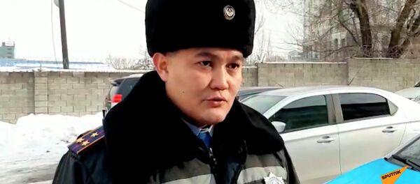 Крушение самолета в Алматы: рассказ полицейского, спасшего малыша. Видео - Sputnik Кыргызстан