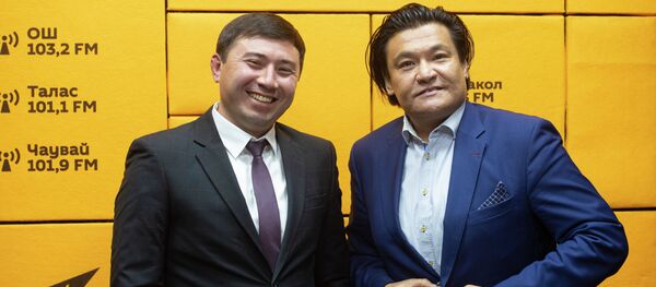 Советник премьер-министра Кубат Рахимов и руководитель управления государственным долгом при Минфинансов Руслан Татиков - Sputnik Кыргызстан