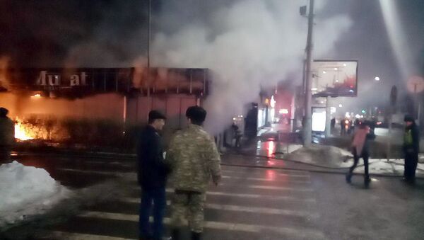 Пожар в магазине одежды по улице Киевской в районе Военторга в Бишкеке - Sputnik Кыргызстан