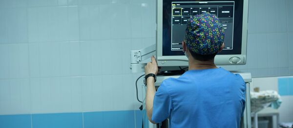 Врач готовит медицинское оборудование. Архивное фото Врач готовит медицинское оборудование. Архивное фото - Sputnik Кыргызстан