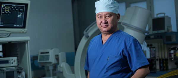 Кыргызстанский нейрохирург Абдыракман Дуйшобаев в операционной - Sputnik Кыргызстан