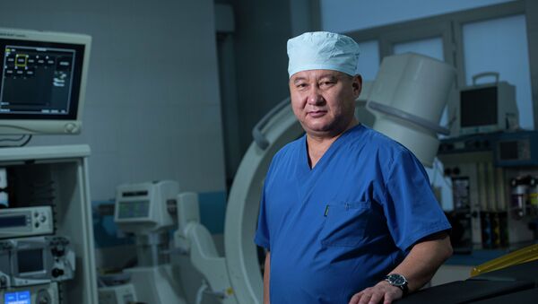 Кыргызстанский нейрохирург Абдыракман Дуйшобаев в операционной - Sputnik Кыргызстан