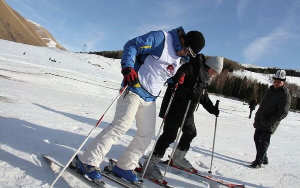 Позже все участники прокатились на лыжах и сноубордах. - Sputnik Кыргызстан