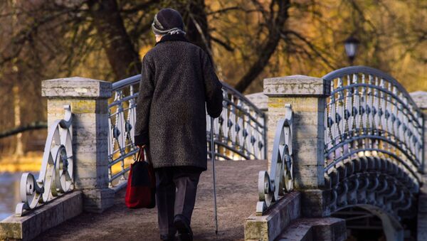 Женщина идет тротуару. Архивное фото - Sputnik Кыргызстан