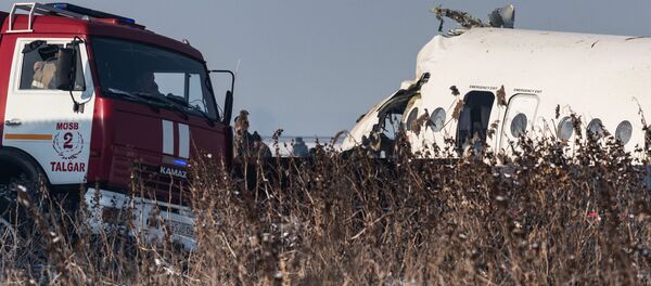 Обломки самолета Fokker 100 казахстанской авиакомпании Bek Air, следовавшего рейсом Алма-Ата - Нур-Султан, недалеко от жилых домов. Обломки самолета Fokker 100 казахстанской авиакомпании Bek Air, следовавшего рейсом Алма-Ата - Нур-Султан, недалеко от жилых домов. - Sputnik Кыргызстан
