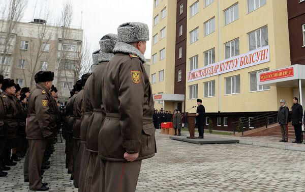 Служащие Вооруженных сил КР и сотрудники Государственной службы исполнения наказаний получили ключи от новых квартир - Sputnik Кыргызстан