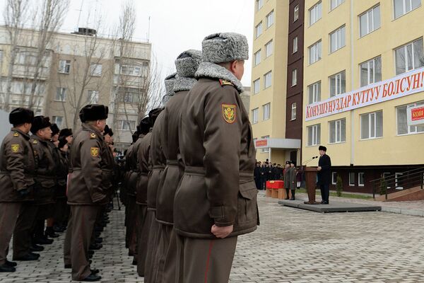 Служащие Вооруженных сил КР и сотрудники Государственной службы исполнения наказаний получили ключи от новых квартир - Sputnik Кыргызстан